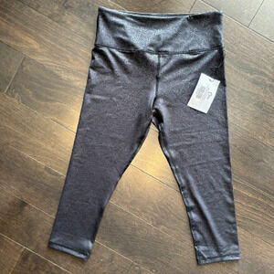 𝅺nwt Zyia Black Paisley LIght N Tight HI-Rise Capri (20") Size 8-10